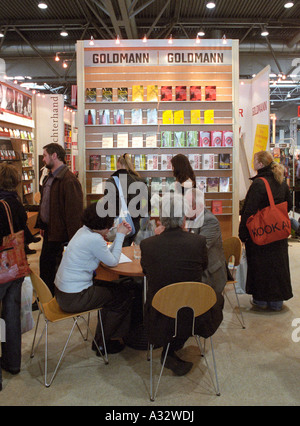 Foire du livre de Leipzig - les visiteurs au stand de Goldmann Verlag, Allemagne Banque D'Images