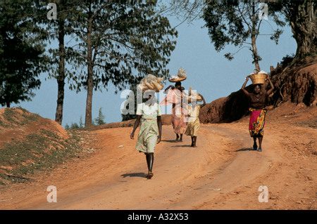 Femme de retour de marchandises avec le marché en équilibre sur leurs têtes, Malawi 1992 Banque D'Images