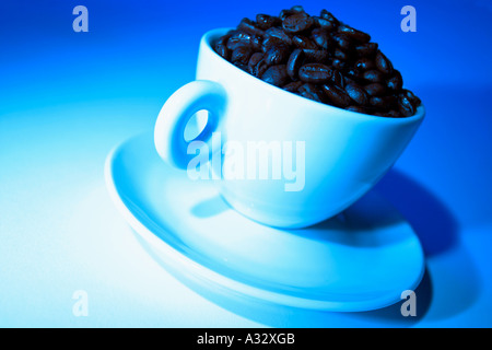 Cappuccino tasse pleine de grains de café Banque D'Images