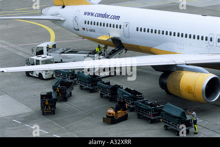 Bagages avaient été chargés à bord d'un avion de passagers à l'aéroport international de Düsseldorf, Rhénanie du Nord-Westphalie, Allemagne. Banque D'Images