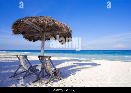 Scène de plage des Caraïbes avec deux chaises à l'ombre près de palapa Cancun, Mexique. Banque D'Images