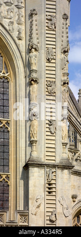 La sculpture sur pierre d'anges montant et descendant l'échelle de Jacob sur l'ouest avant de l'abbaye de Bath Banque D'Images