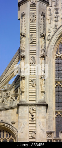 La sculpture sur pierre d'anges montant et descendant l'échelle de Jacob sur l'ouest avant de l'abbaye de Bath Banque D'Images