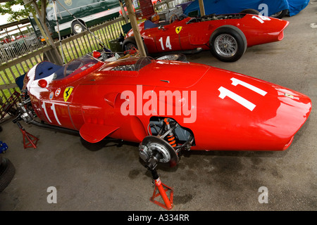 1960 Ferrari 246 Dino avec roues soulevées dans le paddock au Goodwood Revival, Sussex, Angleterre. Banque D'Images