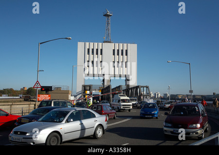 Trafic quittant la sortie nord de la Woolwich Ferry Banque D'Images