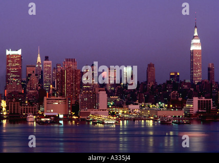 Vu de Weehawken dans le New Jersey de l'autre côté de la rivière Hudson le soleil se couche derrière l'ouest Midtown de Manhattan skyline New York Banque D'Images