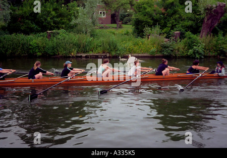 Les rameurs d'un équipage de femmes de l'université depuis trois rangs de l'équipe de cygnes sur la rivière Cam à Cambridge en Angleterre Banque D'Images