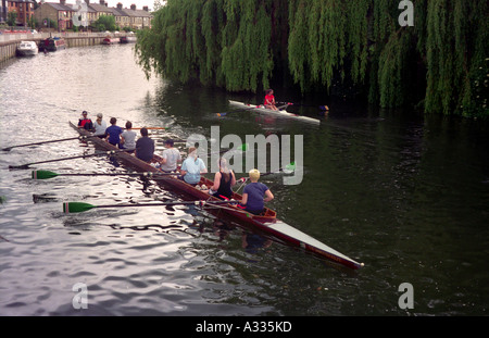 Les rameurs d'un équipage de l'université de l'équipe femmes réussir un skiff sur la rivière Cam à Cambridge en Angleterre Banque D'Images