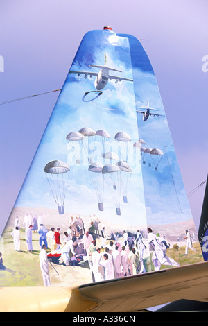 Lockheed C-130B Hercules exploités par l'Armée de l'air pakistanaise, avec queue commémorative artwork montrant l'aide aux victimes du séisme de 2005 Banque D'Images