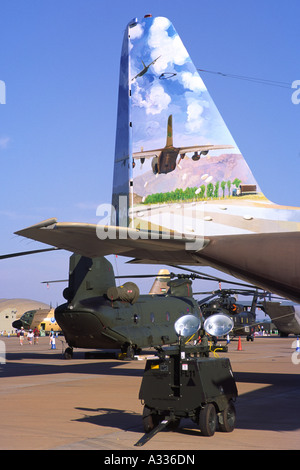 Lockheed C-130B Hercules exploités par l'Armée de l'air pakistanaise, avec queue commémorative artwork montrant l'aide aux victimes du séisme de 2005 Banque D'Images