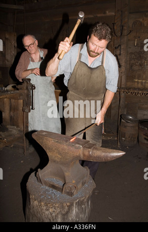Travail de l'enclume de forgeron à enseigner un autre homme au lieu historique national du Fort Langley British Columbia Canada Banque D'Images