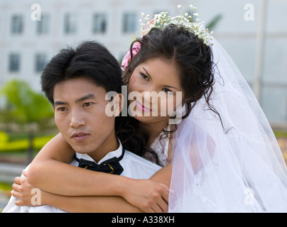 Jeune couple pose pour les photographies de mariage le dimanche après-midi Hotel North Xizang Yunnan Province Chine Banque D'Images