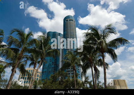 Gratte-ciel et tours de condominiums le long de la New River, au centre-ville de Ft. Lauderdale, FL. Banque D'Images