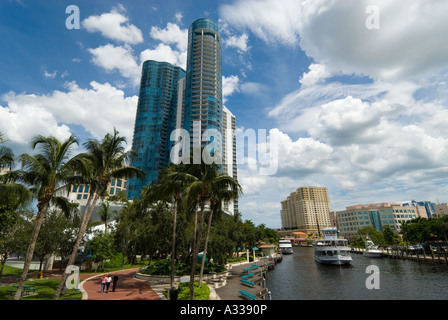 Gratte-ciel et tours de condominiums le long de la New River, au centre-ville de Ft. Lauderdale, FL. Banque D'Images