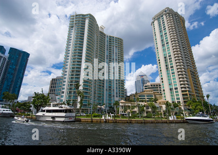 Gratte-ciel et tours de condominiums le long de la New River, au centre-ville de Ft. Lauderdale, FL. Banque D'Images