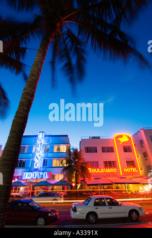 Néon lumineux accents ère hôtels art déco au crépuscule le long d'Ocean Drive, Miami Beach, Floride. Banque D'Images