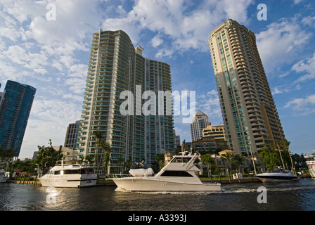 Office de haute élévation et tours de condominiums le long de la New River, au centre-ville de Ft . Lauderdale en Floride , . Banque D'Images