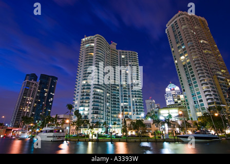 Le long de la New River, au centre-ville de Ft. Lauderdale, Floride, au crépuscule. Banque D'Images