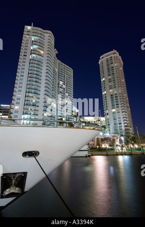 Bateau de passage brouille le long de la New River, au centre-ville de Ft. Lauderdale, Floride, au crépuscule. Banque D'Images