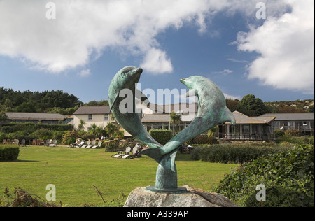 Sculpture de dauphin Island Hotel Tresco scilly island Scillies Cornwall England isle old grimsby bay Banque D'Images