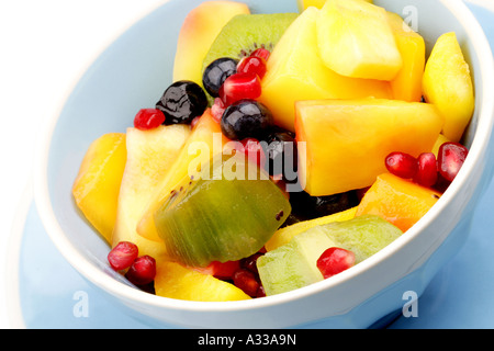 Plats fraîchement préparés ou mis à bol de salade de fruits tropicaux sains avec aucun peuple Banque D'Images