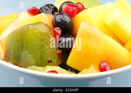 Plats fraîchement préparés ou mis à bol de salade de fruits tropicaux sains avec aucun peuple Banque D'Images