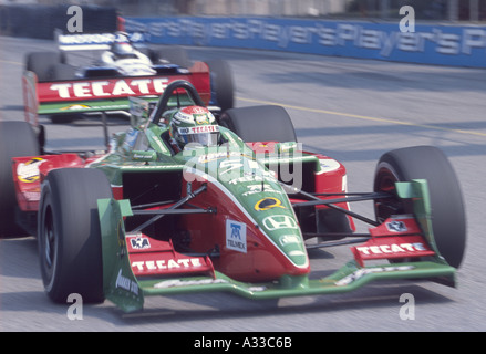 Adrian Fernandez courses à le Molson Indy Toronto 2002 avec Michael Andretti fermer derrière Banque D'Images