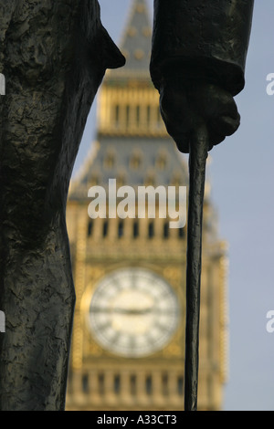 Photo de Big Ben et statue de Sir Winston Churchill à Londres Banque D'Images