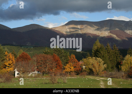 Monte Marsicani éclairées par la lumière du soleil d'automne, Parc National des Abruzzes, Italie Banque D'Images