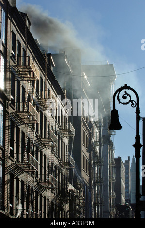 Des systèmes de chauffage à vapeur verse de appartements à Manhattan New York City Banque D'Images
