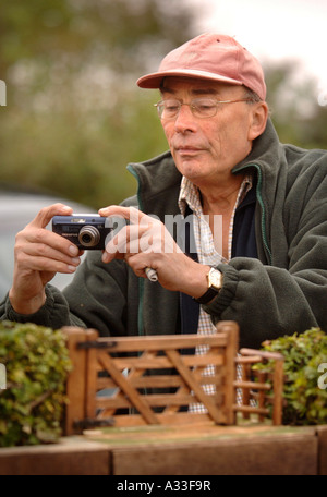 Un amateur de photographies pose de haie HAIE UN MODÈLE AU NIVEAU NATIONAL HEDGELAYING CHAMPIONSHIPS Banque D'Images