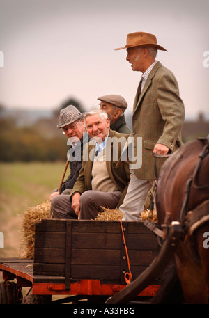 Quatre collègues retraités PROFITEZ D'UNE BALADE À CHEVAL PANIER AU NATIONAL HEDGELAYING CHAMPIONSHIPS Banque D'Images