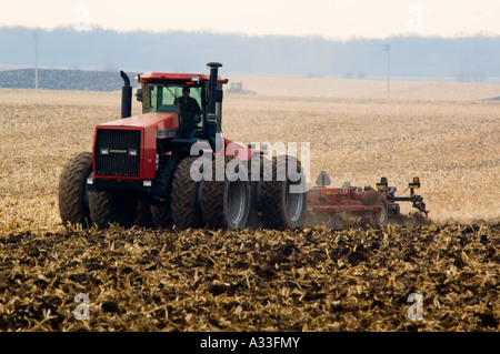 Burin laboure un champ de maïs dans le nord de l'Illinois Banque D'Images