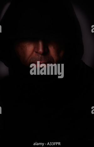 Portrait d'un homme dans un capot noir Banque D'Images