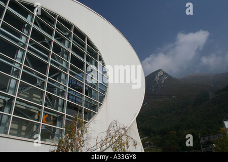 Moderne Ultra gare intermédiaire du téléphérique de Malcesine lakside à Monte Baldo sur le nord de l'Italie, le lac de Garde Banque D'Images