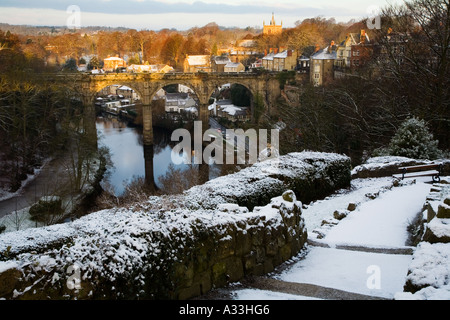 La rivière Nidd et le viaduc à Knaresborough sur une journée d'hiver ensoleillée dans le North Yorkshire Angleterre Banque D'Images