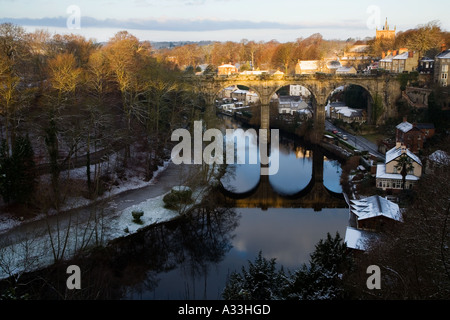 La rivière Nidd et le viaduc à Knaresborough sur une journée d'hiver ensoleillée dans le North Yorkshire Angleterre Banque D'Images