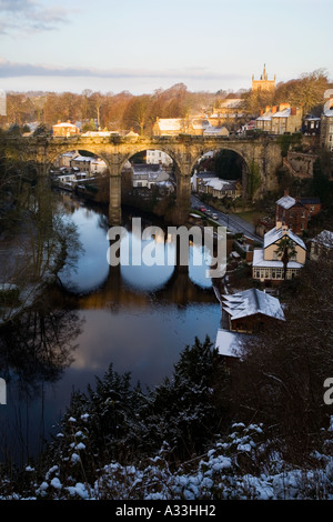 La rivière Nidd et le viaduc à Knaresborough sur une journée d'hiver ensoleillée dans le North Yorkshire Angleterre Banque D'Images