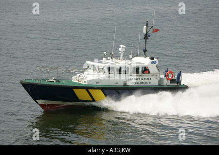 Le maître de port bateau de vitesse sur l'estuaire de Southampton Solent Banque D'Images