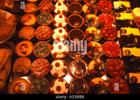 Une variété de desserts sur l'affichage à un bar à Tapas Barcelone Espagne Banque D'Images