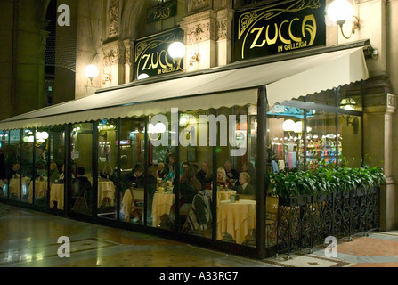 Le célèbre café ZUCCA Galleria Vittorio Emanuele à Milan Banque D'Images