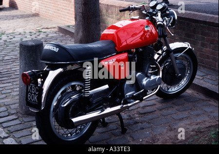 Cuisine italienne classique 1970 Laverda moto 750SF en stationnement sur une rue de Londres en 2005 Banque D'Images