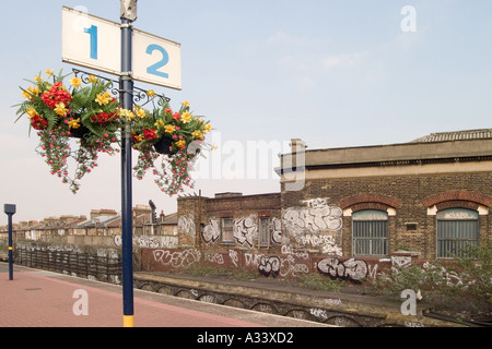 Des fleurs en plastique et de graffitis. Loughborough Junction Station, Londres, Angleterre Banque D'Images