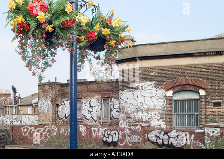 Des fleurs en plastique et de graffitis. Loughborough Junction Station, Londres, Angleterre Banque D'Images