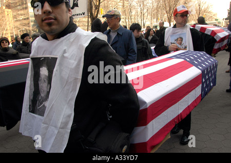 Plusieurs centaines de membres de la War Resisters League et leurs partisans mars avec un drapeau et drapé de tissu noir couverts cercueils le 19 mars 2005, de l'Organisation des Nations Unies pour le recrutement militaire en période de mars Le Carré a abouti à un acte de désobéissance civile par une trentaine de membres du groupe La réserve était à l'occasion du deuxième anniversaire de l'invasion de l'Irak États-unis Richard B Levine Banque D'Images