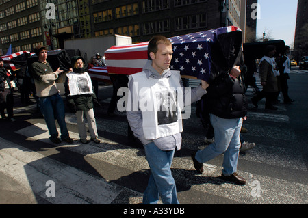 Plusieurs centaines de membres de la War Resisters League et leurs partisans mars avec un drapeau et drapé de tissu noir couverts cercueils le 19 mars 2005, de l'Organisation des Nations Unies pour le recrutement militaire en période de mars Le Carré a abouti à un acte de désobéissance civile par une trentaine de membres du groupe La réserve était à l'occasion du deuxième anniversaire de l'invasion de l'Irak États-unis Richard B Levine Banque D'Images