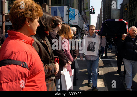 Plusieurs centaines de membres de la War Resisters League et leurs partisans mars avec un drapeau et drapé de tissu noir couverts cercueils le 19 mars 2005, de l'Organisation des Nations Unies pour le recrutement militaire en période de mars Le Carré a abouti à un acte de désobéissance civile par une trentaine de membres du groupe La réserve était à l'occasion du deuxième anniversaire de l'invasion de l'Irak États-unis Richard B Levine Banque D'Images