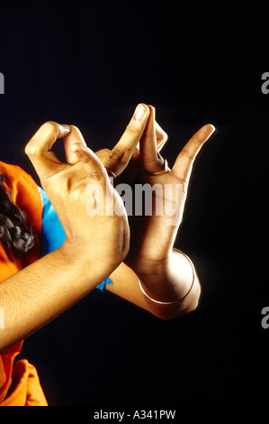 Les mudras DANS BHARATHANATYAM ENSEIGNÉE AU KERALA KALAMANDALAM Banque D'Images