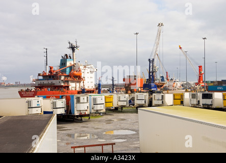 Les navires de déchargement à quai à conteneurs installations au port de Foynes sur la rivière Shannon estuaire, comté de Limerick, Irlande Banque D'Images