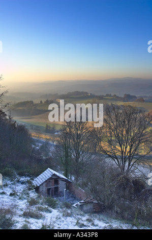 Vue sur la vallée de Vere Castelnau de Montmiral sur l'un des premiers hivers matin givré Banque D'Images